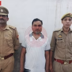 कानपुर में बच्चा चोरी के आरोप में गिरफ्तार बिजली विभाग के एसडीओ आर के वर्मा को पुलिस ले जाते हुए।