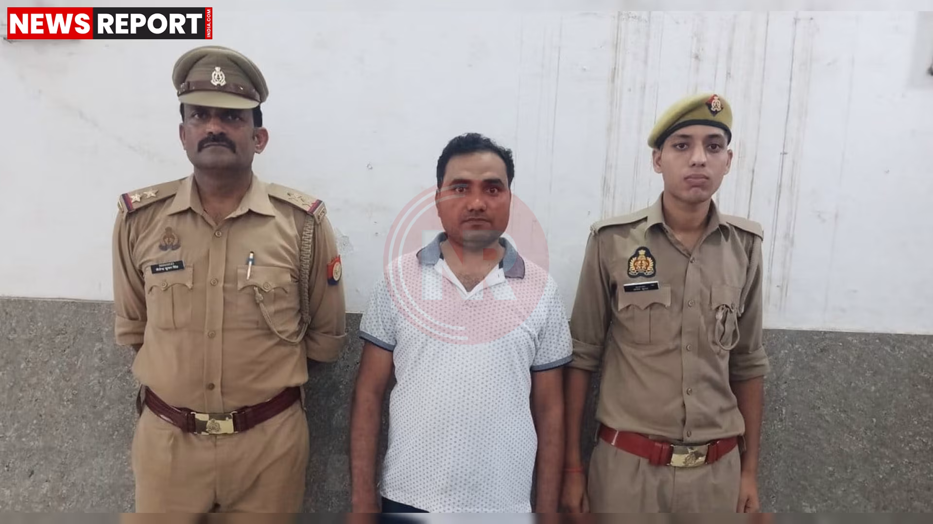 कानपुर में बच्चा चोरी के आरोप में गिरफ्तार बिजली विभाग के एसडीओ आर के वर्मा को पुलिस ले जाते हुए।