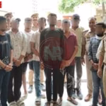 काशी विश्वनाथ मंदिर के बाहर पुलिसकर्मी और गिरफ्तार किए गए दलाल