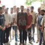 काशी विश्वनाथ मंदिर के बाहर पुलिसकर्मी और गिरफ्तार किए गए दलाल
