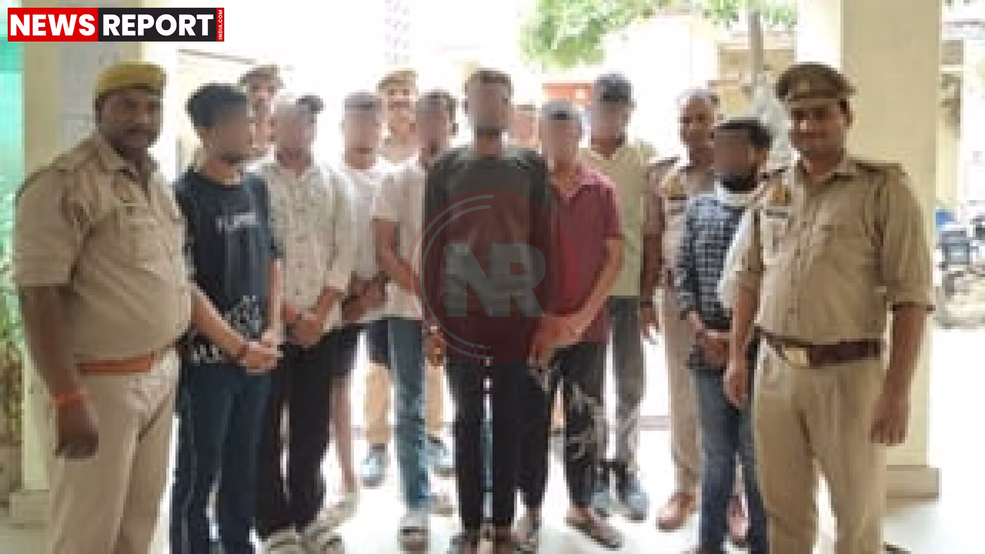 काशी विश्वनाथ मंदिर के बाहर पुलिसकर्मी और गिरफ्तार किए गए दलाल