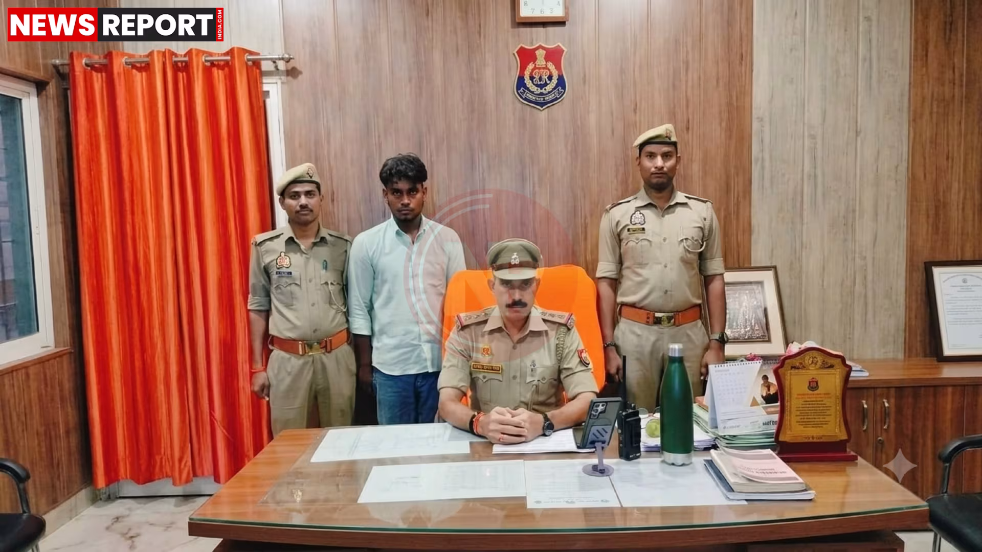 पुलिस अधिकारी नाबालिग अपहरण के आरोपी को गिरफ्तार कर ले जाते हुए, पास में पुलिस वाहन।