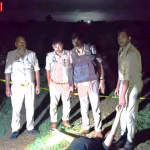 पुलिस मुठभेड़ के बाद घायल गो तस्कर और बरामद सामान के साथ मीरजापुर पुलिस।