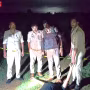 पुलिस मुठभेड़ के बाद घायल गो तस्कर और बरामद सामान के साथ मीरजापुर पुलिस।