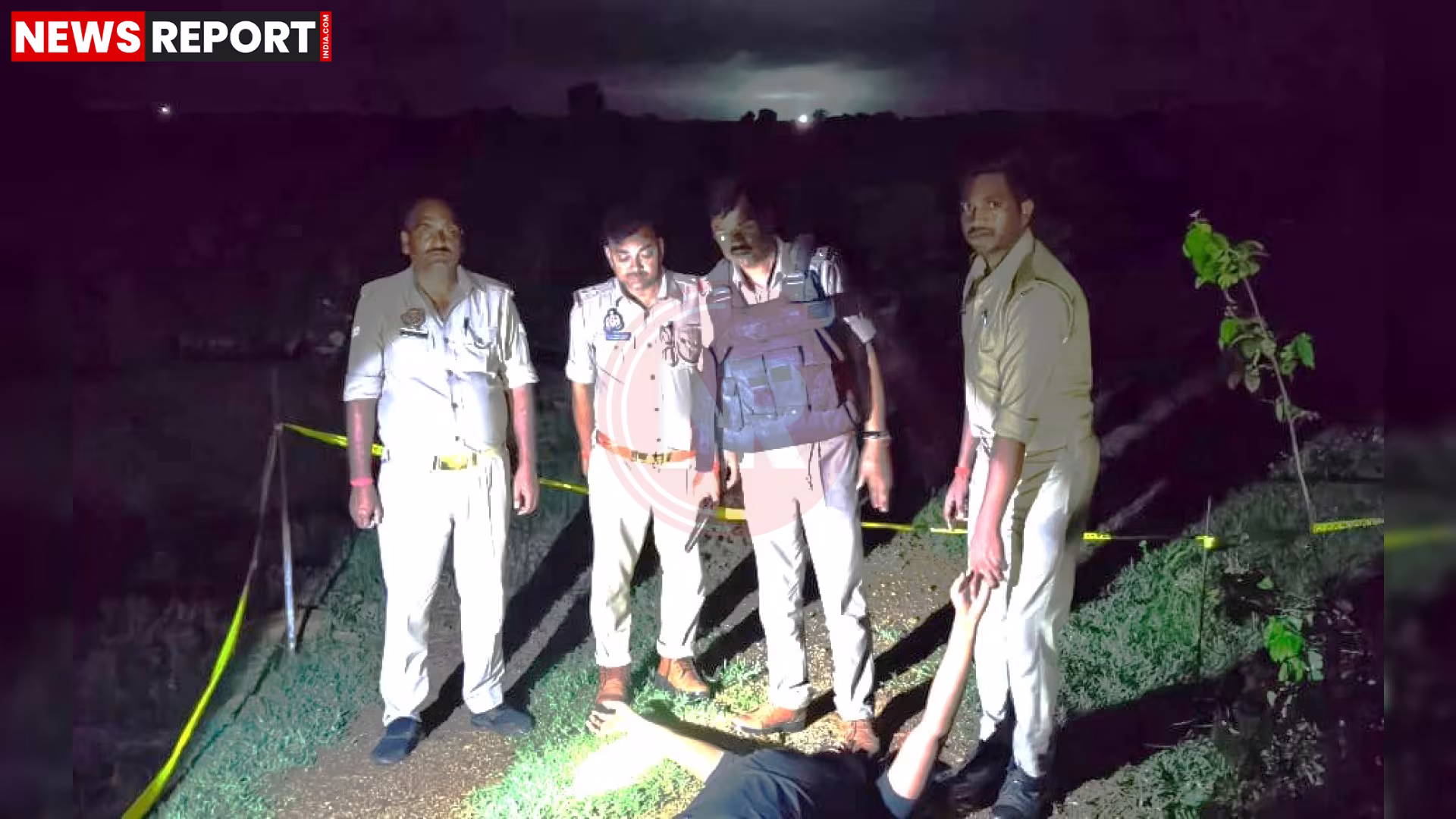 पुलिस मुठभेड़ के बाद घायल गो तस्कर और बरामद सामान के साथ मीरजापुर पुलिस।