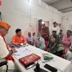 विधायक सौरभ श्रीवास्तव रामनगर में जनसुनवाई करते हुए, जनता अपनी समस्याएं बता रही है।