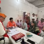 विधायक सौरभ श्रीवास्तव रामनगर में जनसुनवाई करते हुए, जनता अपनी समस्याएं बता रही है।