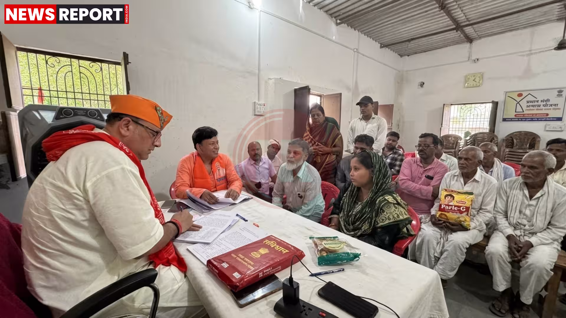 विधायक सौरभ श्रीवास्तव रामनगर में जनसुनवाई करते हुए, जनता अपनी समस्याएं बता रही है।