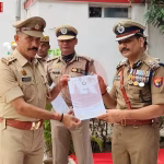 पुलिस आयुक्त मोहित अग्रवाल रामनगर SHO संजय कुमार मिश्रा को प्रशस्ति पत्र देते हुए