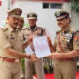 पुलिस आयुक्त मोहित अग्रवाल रामनगर SHO संजय कुमार मिश्रा को प्रशस्ति पत्र देते हुए