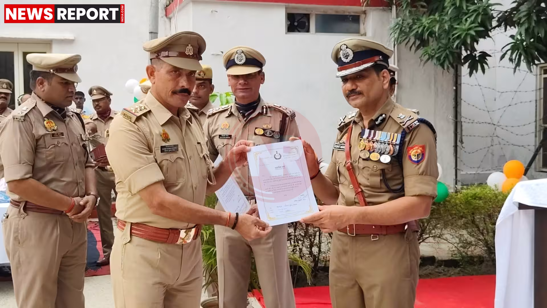 पुलिस आयुक्त मोहित अग्रवाल रामनगर SHO संजय कुमार मिश्रा को प्रशस्ति पत्र देते हुए