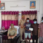 पुलिस द्वारा जब्त किए गए ताश के पत्ते और नकदी, साथ में गिरफ्तार जुआरी।