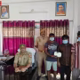 पुलिस द्वारा जब्त किए गए ताश के पत्ते और नकदी, साथ में गिरफ्तार जुआरी।