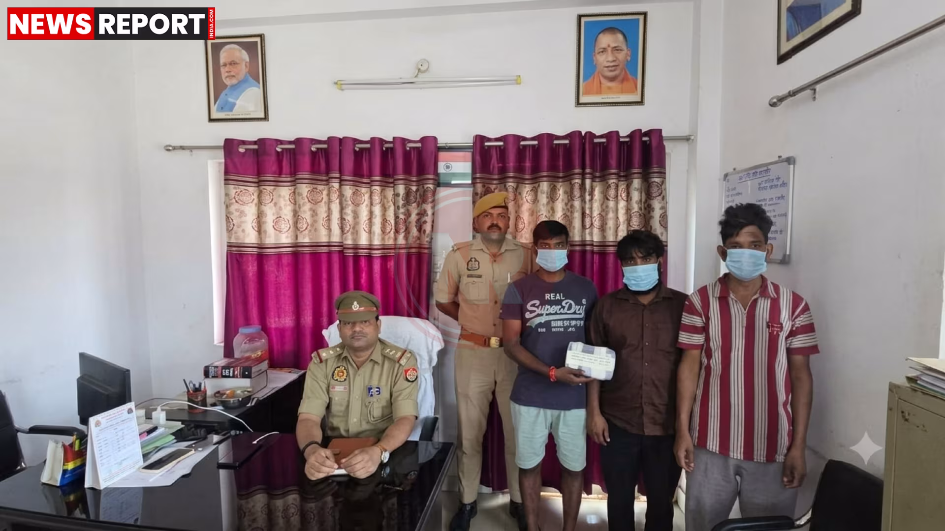 पुलिस द्वारा जब्त किए गए ताश के पत्ते और नकदी, साथ में गिरफ्तार जुआरी।