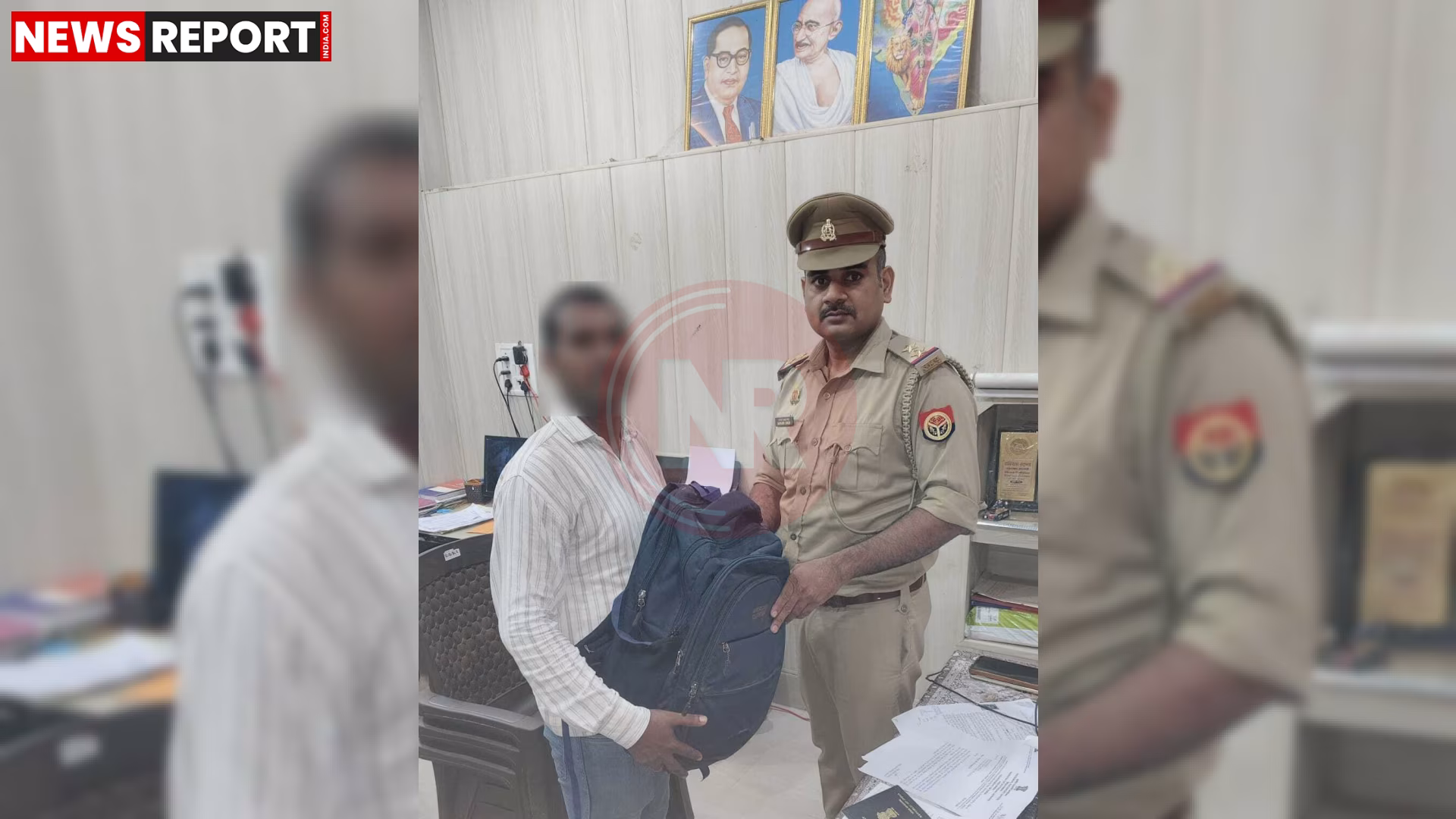 एक पुलिस अधिकारी एक व्यक्ति को नकदी से भरा बैग लौटाते हुए, खुशी का माहौल
