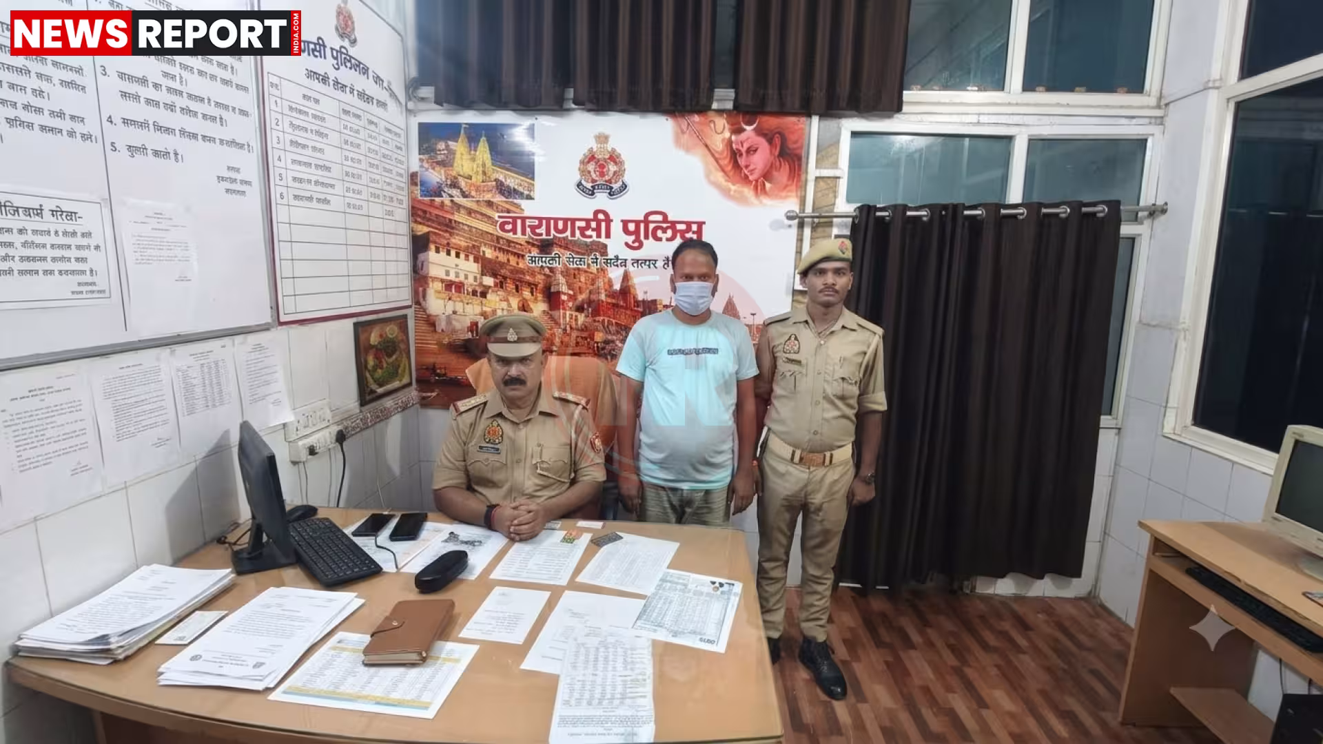वाराणसी पुलिस द्वारा प्रतियोगी परीक्षा में नकल के आरोपी शिवजीत पटेल को गिरफ्तार करते हुए