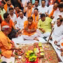 वाराणसी की दालमंडी में सड़क चौड़ीकरण के भूमि पूजन के दौरान विधायक नीलकंठ तिवारी कुल्हाड़ी चलाते हुए।