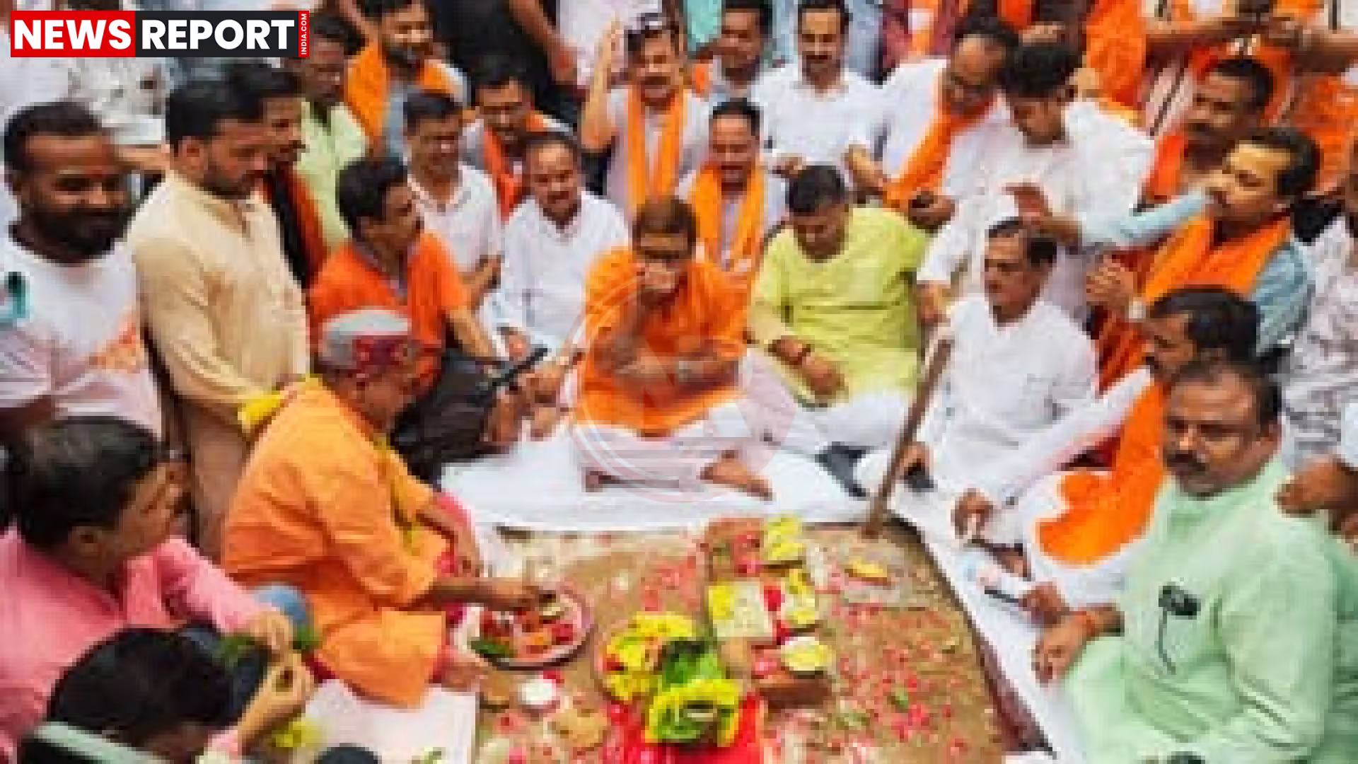वाराणसी की दालमंडी में सड़क चौड़ीकरण के भूमि पूजन के दौरान विधायक नीलकंठ तिवारी कुल्हाड़ी चलाते हुए।