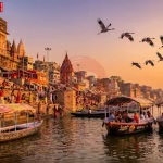 वाराणसी के घाटों पर गंगा नदी में नौका विहार करते नाविक और सैलानी।