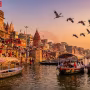 वाराणसी के घाटों पर गंगा नदी में नौका विहार करते नाविक और सैलानी।