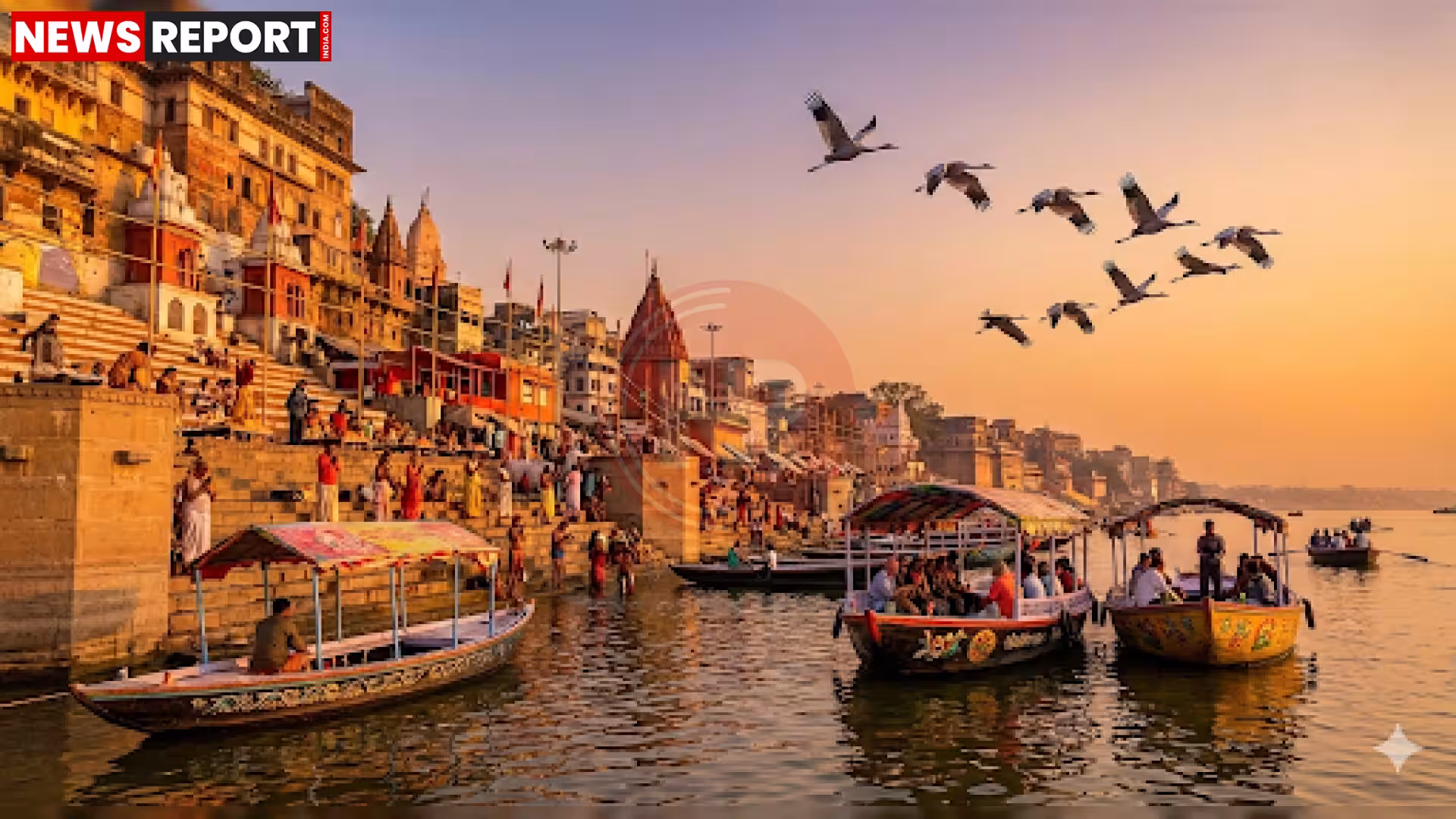 वाराणसी के घाटों पर गंगा नदी में नौका विहार करते नाविक और सैलानी।