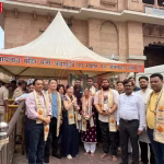 वाराणसी में काशी विश्वनाथ मंदिर में दर्शन करते यामानाशी के गवर्नर कोटारो नागासाकी और जापानी प्रतिनिधिमंडल