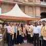 वाराणसी में काशी विश्वनाथ मंदिर में दर्शन करते यामानाशी के गवर्नर कोटारो नागासाकी और जापानी प्रतिनिधिमंडल