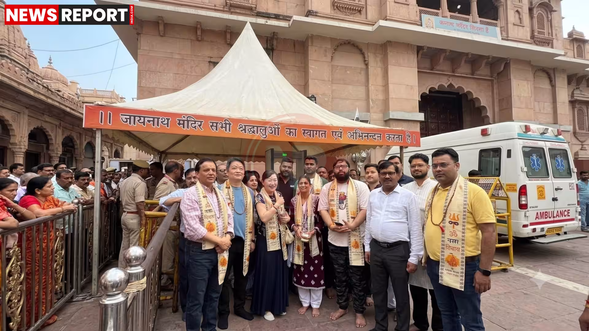 वाराणसी में काशी विश्वनाथ मंदिर में दर्शन करते यामानाशी के गवर्नर कोटारो नागासाकी और जापानी प्रतिनिधिमंडल