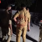 वाराणसी के सिगरा में ईशू हत्याकांड की जांच करते पुलिसकर्मी और बरामद शव