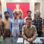 पुलिस द्वारा जुआ खेलते गिरफ्तार किए गए लोग, साथ में बरामद ताश और नगदी।