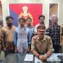 पुलिस द्वारा जुआ खेलते गिरफ्तार किए गए लोग, साथ में बरामद ताश और नगदी।