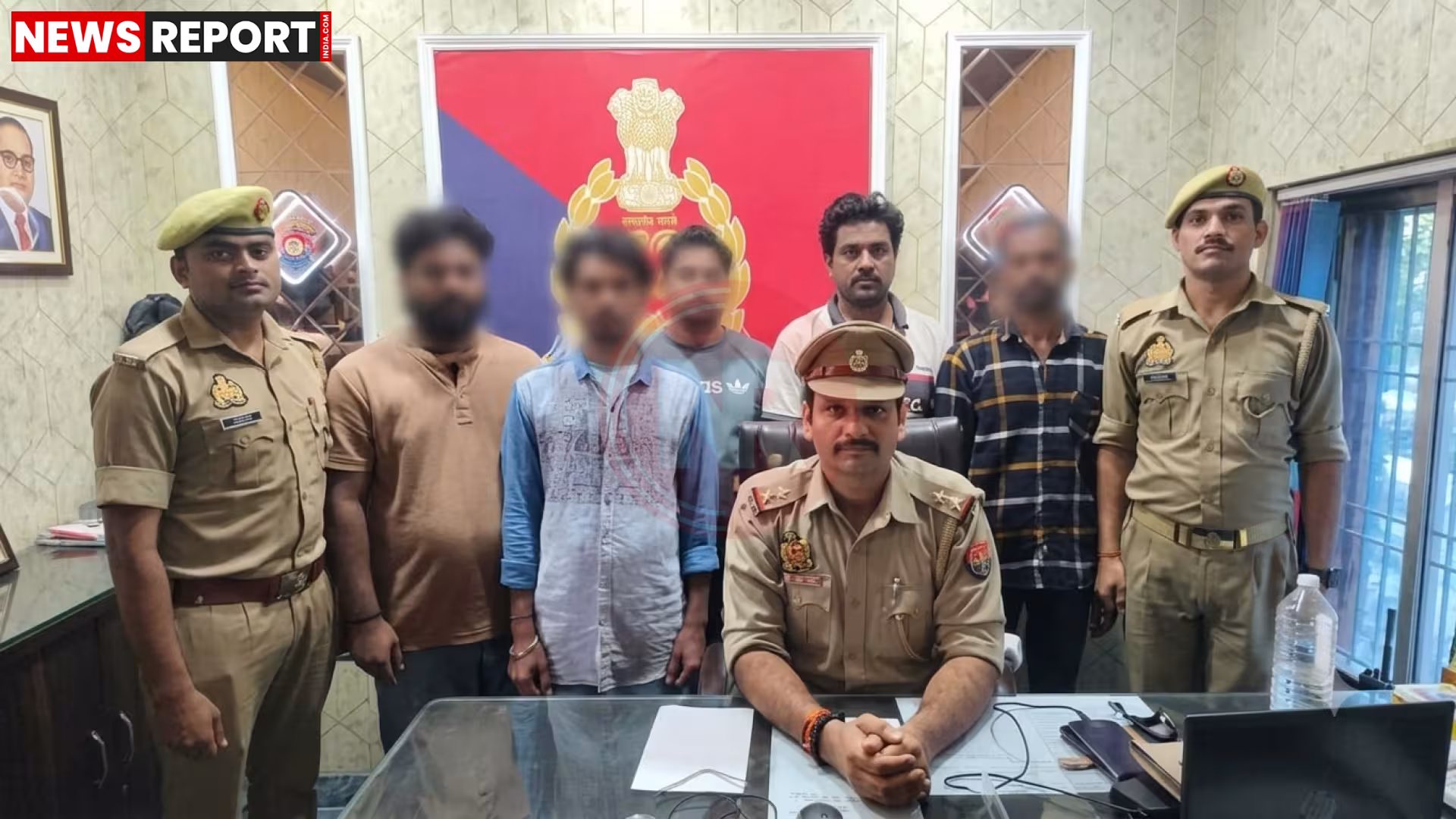 पुलिस द्वारा जुआ खेलते गिरफ्तार किए गए लोग, साथ में बरामद ताश और नगदी।