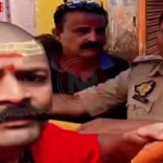 काल भैरव मंदिर के बाहर पुलिसकर्मी और पुजारी के बीच बातचीत का दृश्य