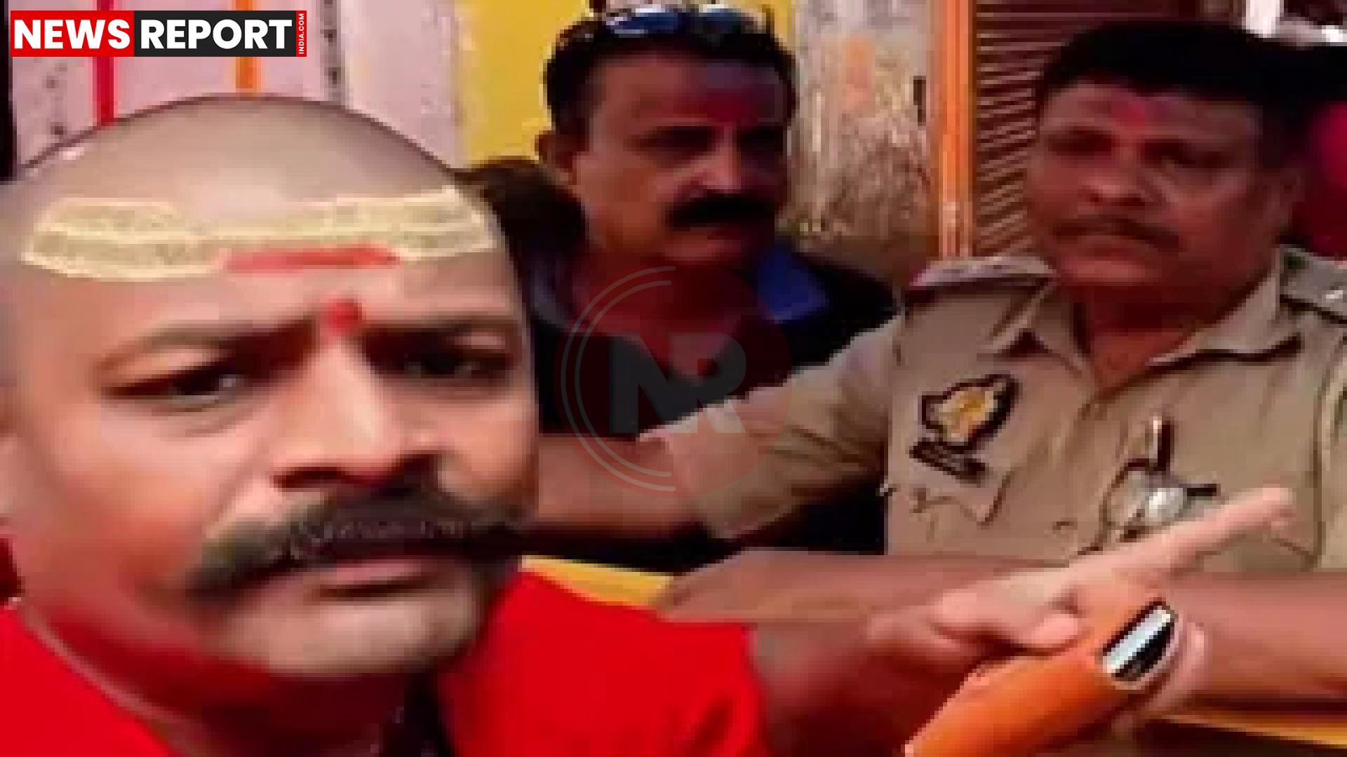 काल भैरव मंदिर के बाहर पुलिसकर्मी और पुजारी के बीच बातचीत का दृश्य
