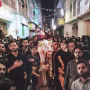 वाराणसी में कर्बला के शहीदों की याद में निकला ताबूत, अलम और दुलदुल का जुलूस, जिसमें अजादार नौहाख्वानी और मातम करते हुए दिख रहे हैं।