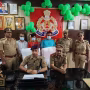लंका पुलिस द्वारा गिरफ्तार छिनैती के आरोपी और बरामद आभूषण, चाकू व कार
