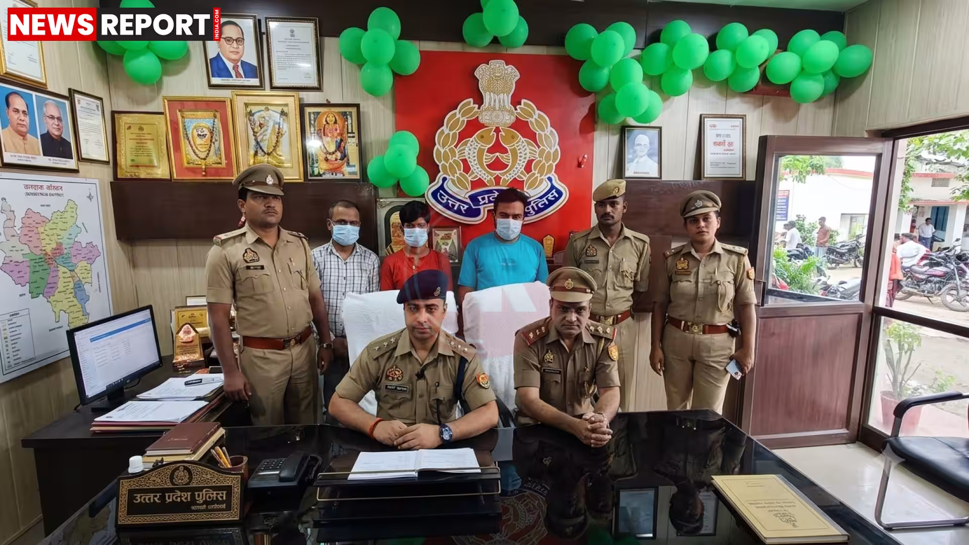लंका पुलिस द्वारा गिरफ्तार छिनैती के आरोपी और बरामद आभूषण, चाकू व कार
