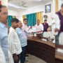 वाराणसी में ज्ञापन सौंपते या विरोध प्रदर्शन करते लेखपाल