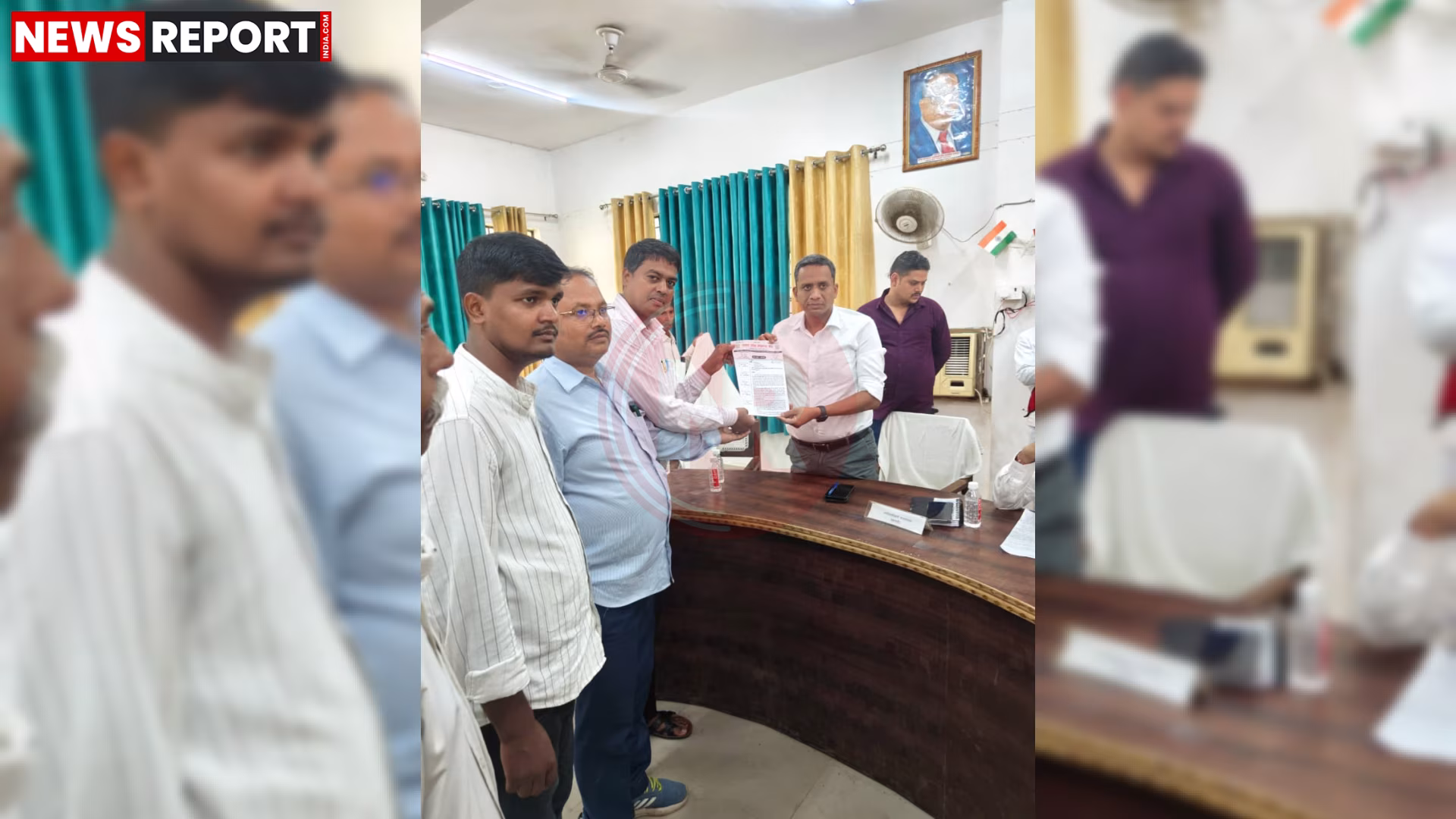 वाराणसी में ज्ञापन सौंपते या विरोध प्रदर्शन करते लेखपाल