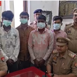 रेलवे पुलिस अधिकारी मेमू ट्रेन पर पत्थरबाजी के आरोप में गिरफ्तार युवकों को ले जा रहे हैं।