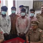 रेलवे पुलिस अधिकारी मेमू ट्रेन पर पत्थरबाजी के आरोप में गिरफ्तार युवकों को ले जा रहे हैं।