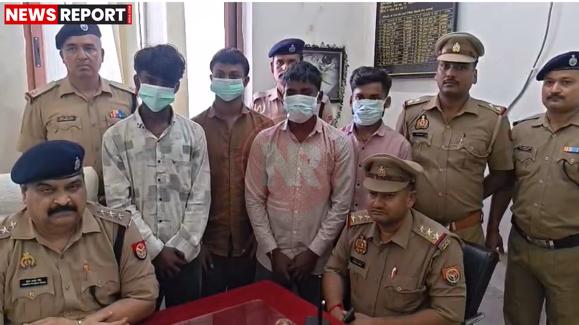रेलवे पुलिस अधिकारी मेमू ट्रेन पर पत्थरबाजी के आरोप में गिरफ्तार युवकों को ले जा रहे हैं।