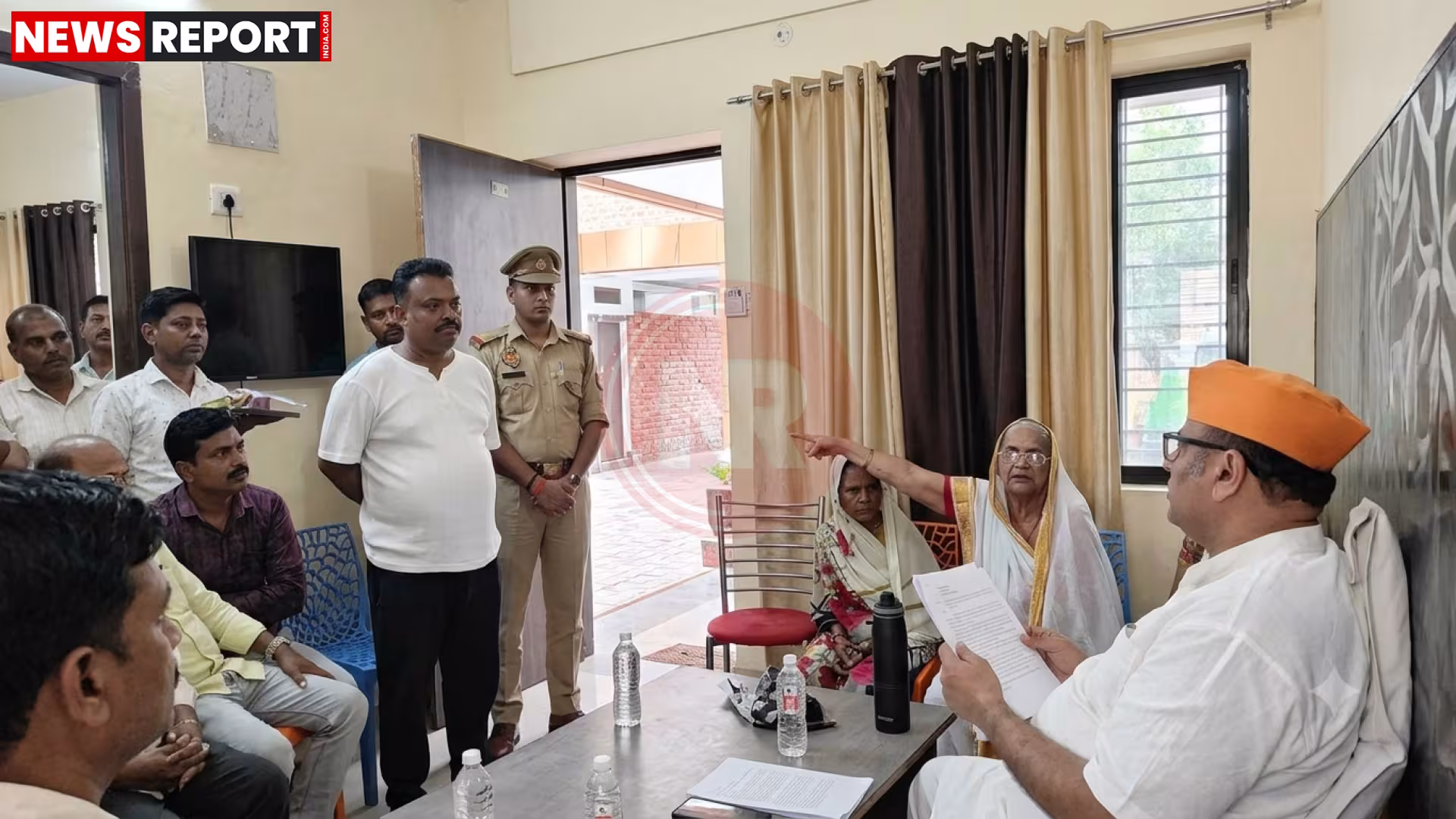 विधायक सौरभ श्रीवास्तव जनता की समस्याएं सुनते हुए, उनके आसपास लोग बैठे और खड़े हैं।