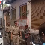 वाराणसी में जानलेवा हमला स्थल पर पुलिस जांच करती हुई