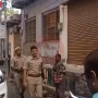 वाराणसी में जानलेवा हमला स्थल पर पुलिस जांच करती हुई