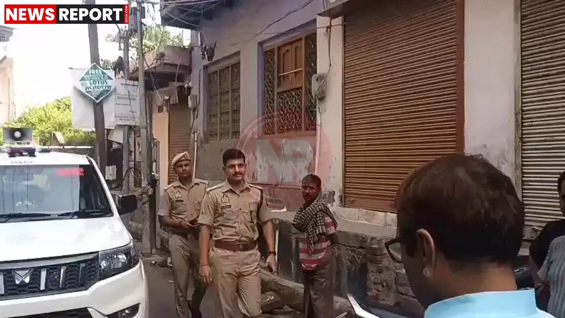 वाराणसी में जानलेवा हमला स्थल पर पुलिस जांच करती हुई