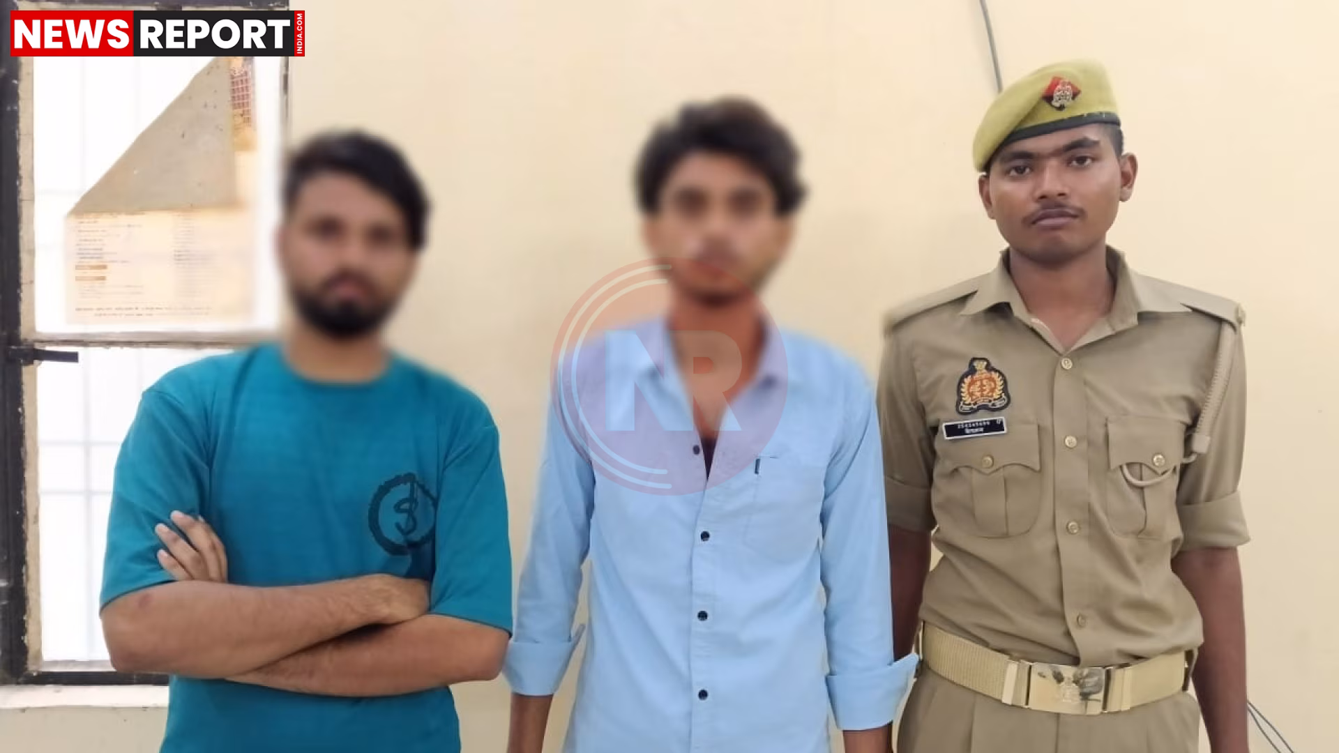 वाराणसी पुलिस द्वारा मिशन शक्ति अभियान के तहत दो युवकों को गिरफ्तार करते हुए