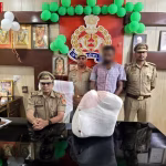 वाराणसी पुलिस द्वारा जब्त किया गया 10 किलो से अधिक गांजा और एक मोटरसाइकिल।