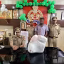 वाराणसी पुलिस द्वारा जब्त किया गया 10 किलो से अधिक गांजा और एक मोटरसाइकिल।