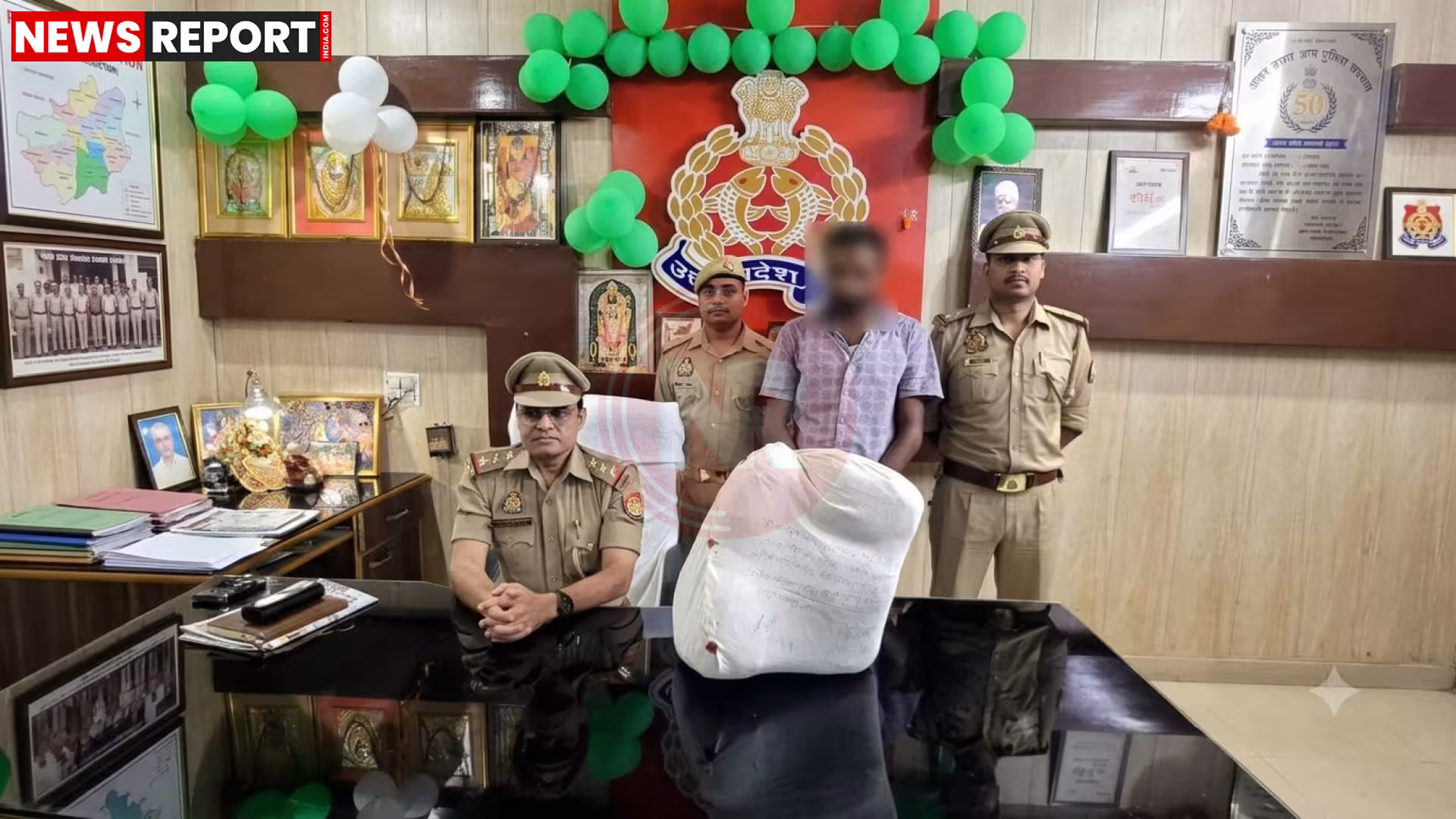 वाराणसी पुलिस द्वारा जब्त किया गया 10 किलो से अधिक गांजा और एक मोटरसाइकिल।